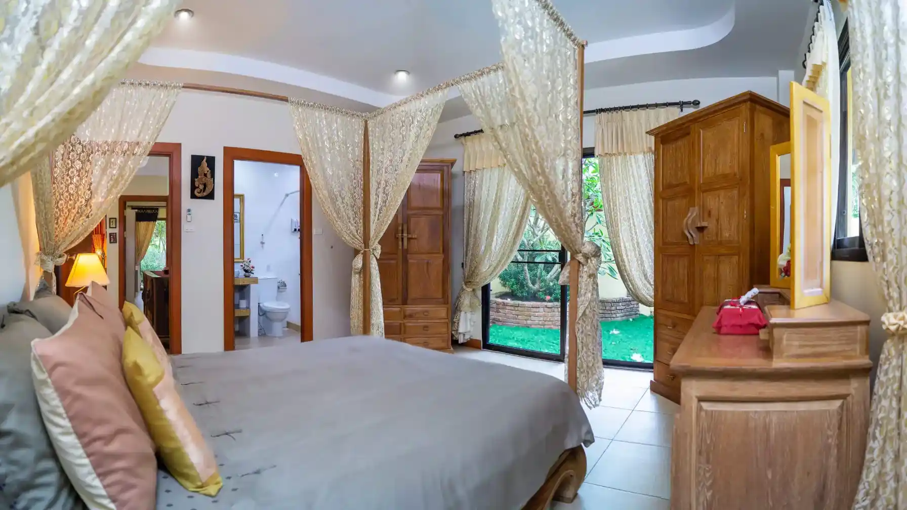 The Coconuts Villa master bedroom with 4-poster bed