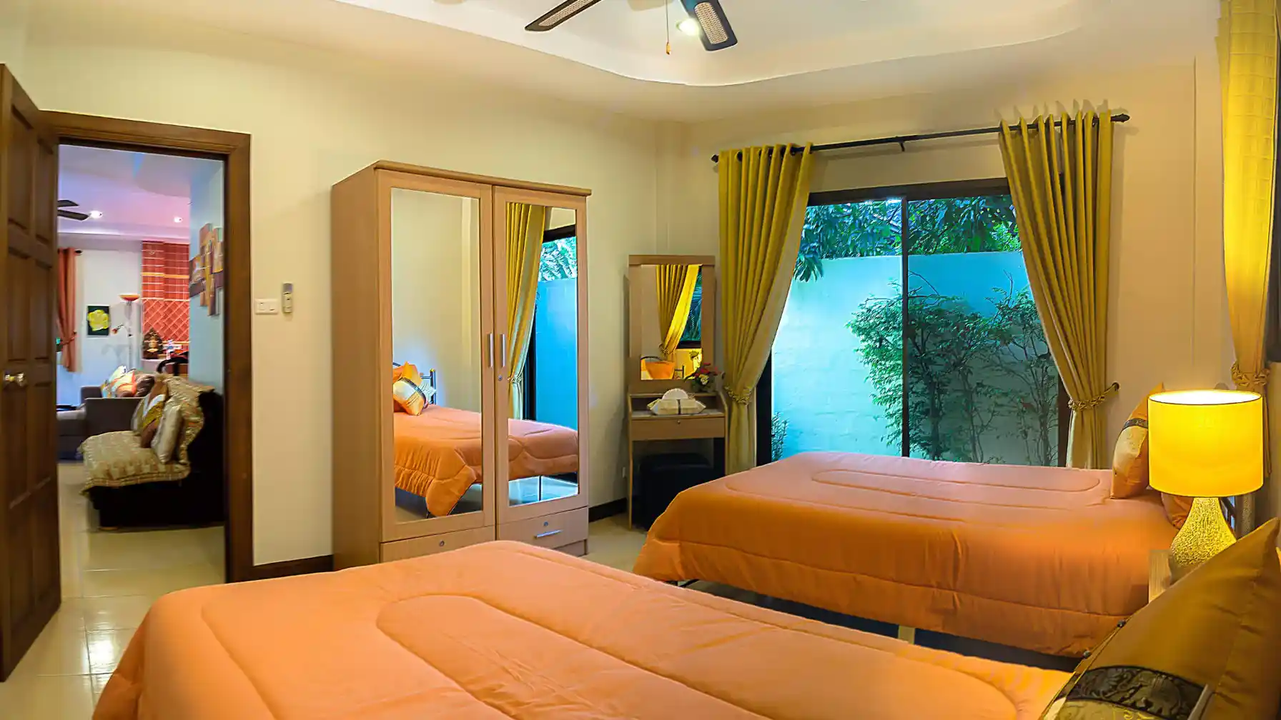 Lakeside Villa twin bedroom