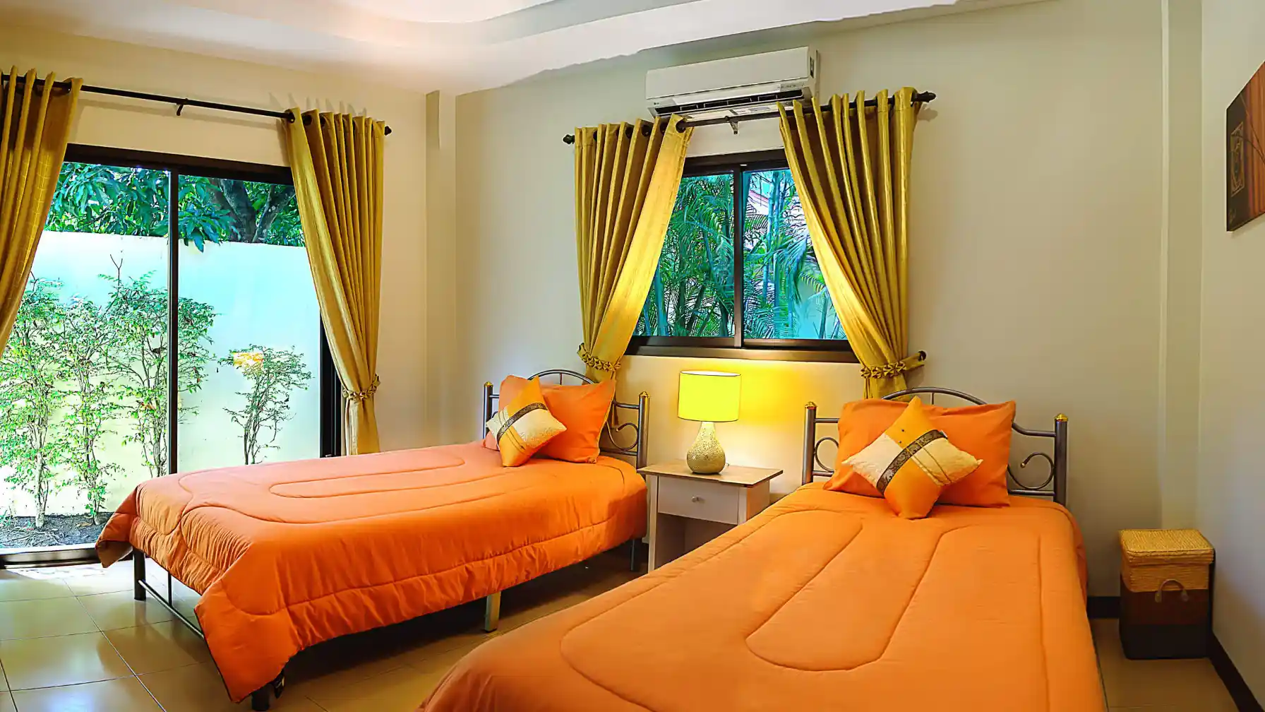 Lakeside Villa twin bedroom with patio doors