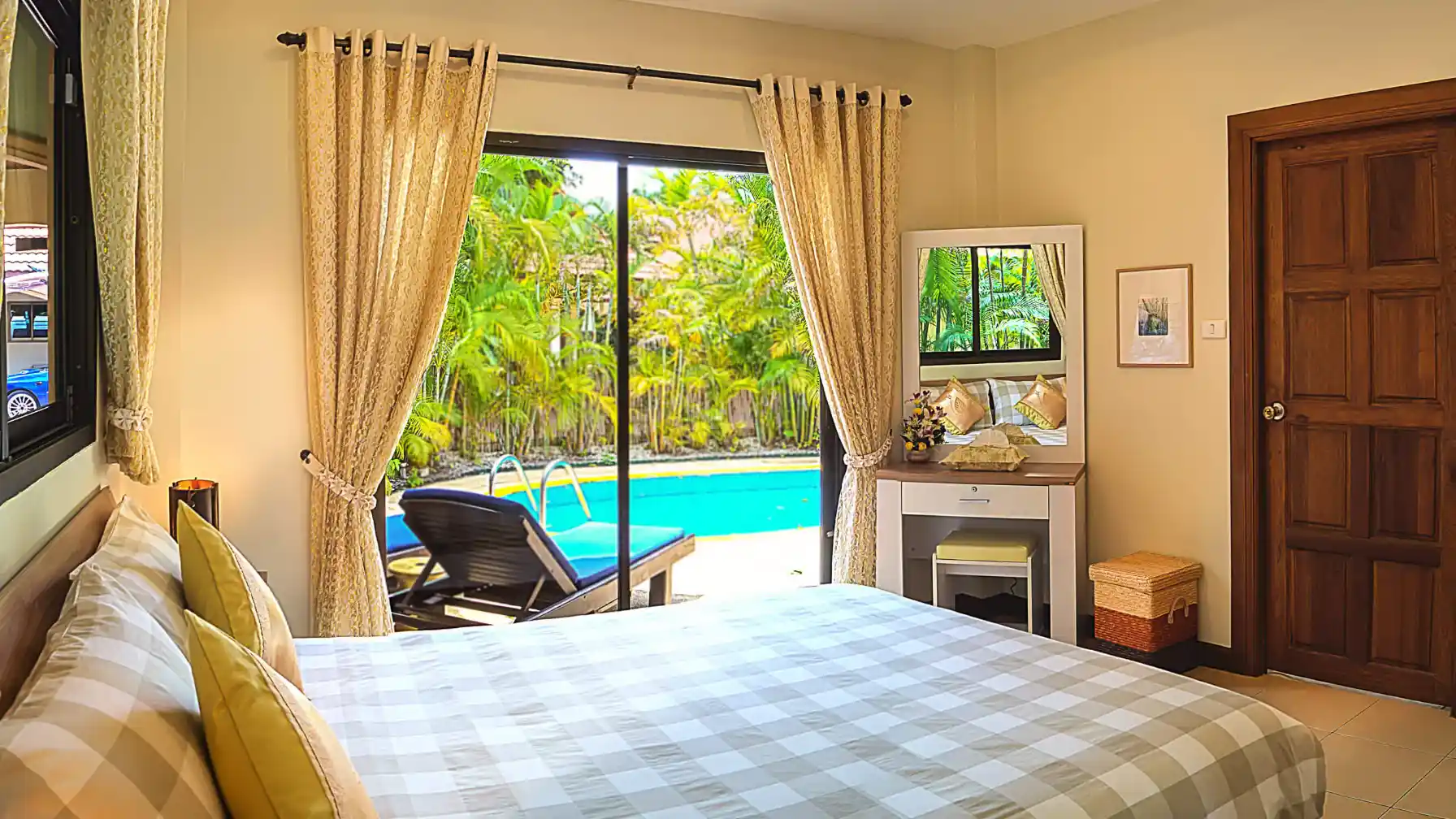 Lakeside Villa master bedroom with patio doors