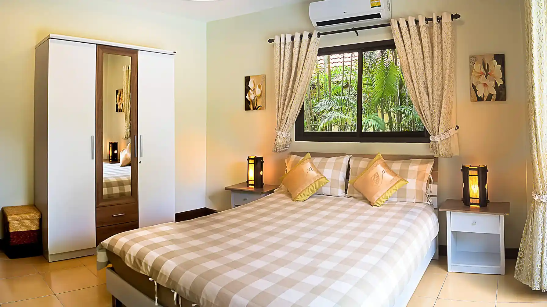 Lakeside Villa master bedroom wardrobe